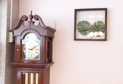 待合室の時計とリーフパネル